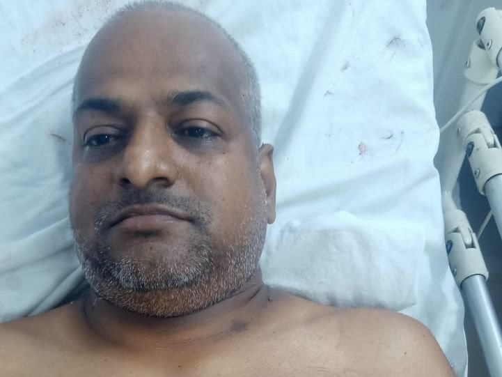 बच्चों की लड़ाई को रोकने की कोशिश करते हुए पिता ने हमला किया | बच्चों का झगड़ा रोकने गए शख्स पर हमला: जमशेदपुर में बेटी को लेने आए पिता पर युवकों ने किया चाकू से वार, अस्पताल में भर्ती - Jamshedpur (East Singhbhum) News