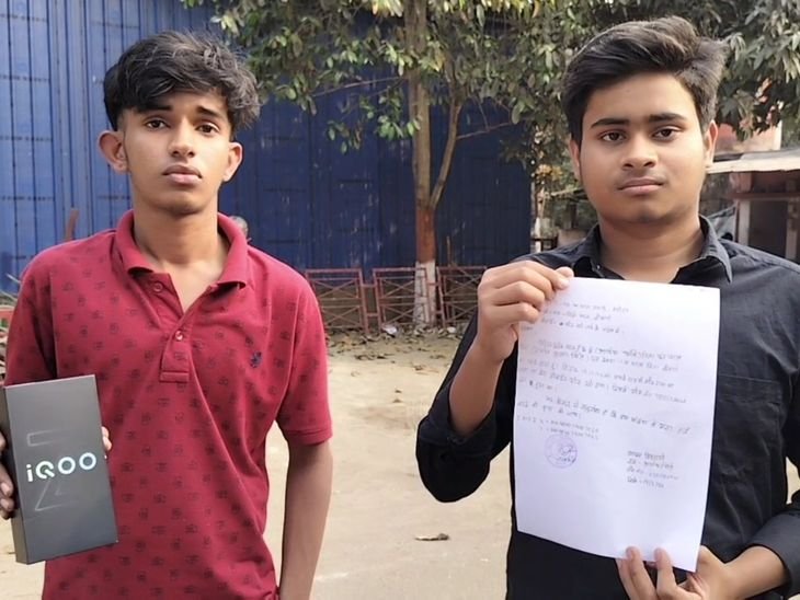 बोकारो में, एक युवा ने बाइक की सवारी बदमाशों से एक मोबाइल फोन लूट लिया बोकारो में युवक से बाइक सवार बदमाशों ने लूटा मोबाइल: एक ने गमछे से छिपा रखा था चेहरा, दूसरे ने पहल रखा था हेलमेट - Bokaro News