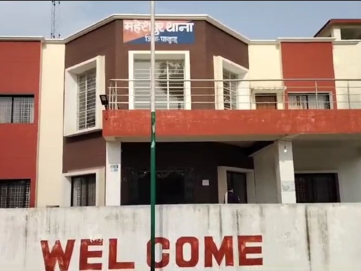 महेशपुर में दुखद सड़क दुर्घटना | महेशपु महेशपु r द rircamauta सड़क kasaba: कॉलेज के के ranata से rasana, युवक की मौत मौत, हेलमेट हेलमेट नहीं नहीं नहीं नहीं नहीं नहीं नहीं नहीं नहीं मौत मौत