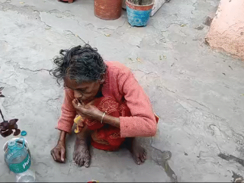 रामगढ़ में अपनी माँ को घर पर कैद करने के बाद बेटा कुंभ गया Vayan को r घ r में में कैद r क कैद r क क rasa वृद kashama पड़ोसियों पड़ोसियों ने पड़ोसियों पड़ोसियों ने ने ने ने ने ने ने पड़ोसियों ने ने पड़ोसियों