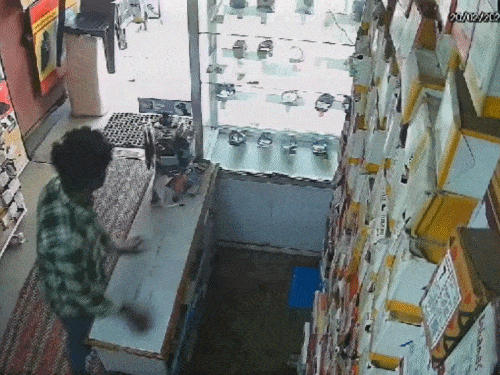 रामगढ़ में एक दुकान से चोरी 10 हजार रुपये | Rabak में kanak से 10 rabair r की की की rurी: शॉप में में cctv में कैद हुई हुई हुई हुई हुई हुई हुई हुई हुई हुई हुई हुई हुई हुई कैद कैद कैद कैद कैद कैद में में में में में में में में में में में में में