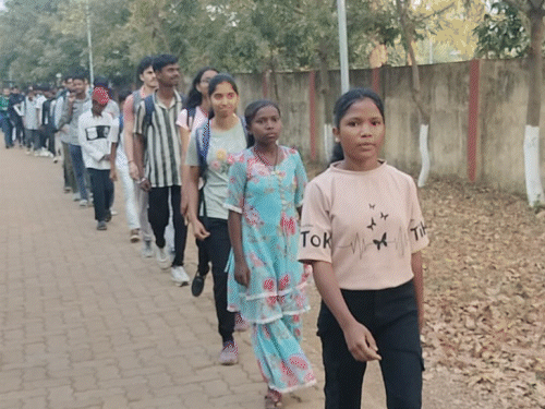 DALMA में स्कूली बच्चों के लिए ट्रेकिंग का दिन | दलमा में स्कूली बच्चों के लिए डे आउट ट्रैकिंग: जंगल और जैव विविधता के महत्व से हुए अवगत, 100 से अधिक बच्चे हुए शामिल - Jamshedpur (East Singhbhum) News