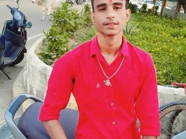 एक युवक का शरीर सेरिकेला में पाया गया था | सरायकेला में युवक की लाश मिली: 3 दिन पहले सिगरेट को लेकर हुआ था विवाद, तेज हथियार से गले पर किए कई वार - Jamshedpur (East Singhbhum) News