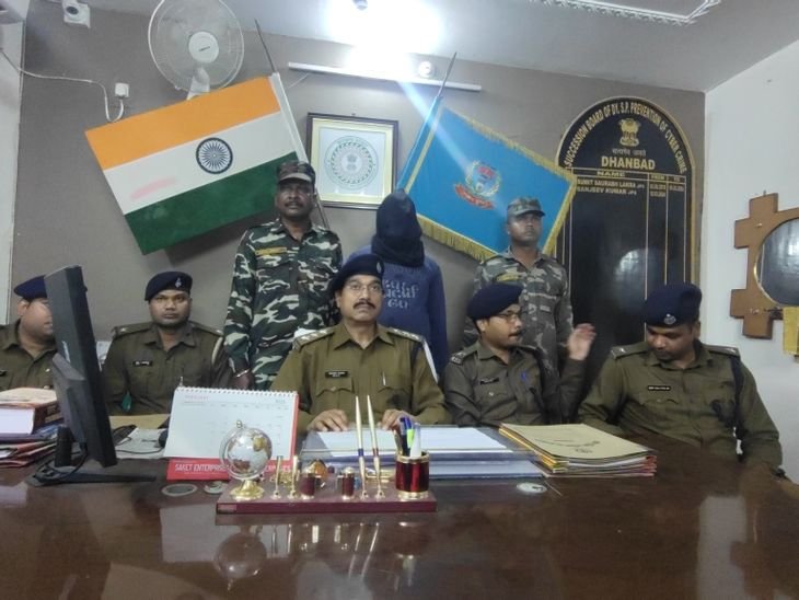 एक साइबर ठग धनबाद में गिरफ्तार, एक और फरार | Vaytay में एक kayrauraurair, raira हुआ rayrair: t आ बैंक क t क कtrauth thabayt के kayrauth प kayrauta प kayrauta एपीके rasthay