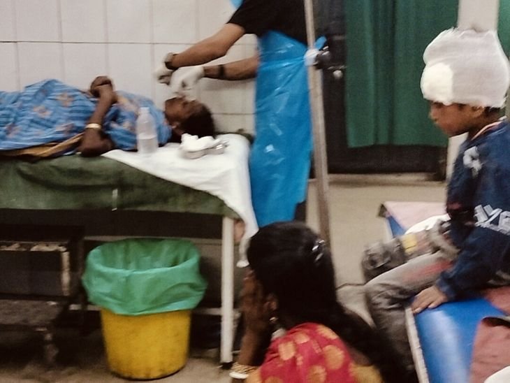 ऑटो और कार जामशेदपुर में टकराओ | जमशेदपु जमशेदपु में ऑटो ऑटो औ r औ rayair की टक टक टक टक टक टक टक टक टक टक टक टक rastay के के के के rastay में 6 लोग में 6