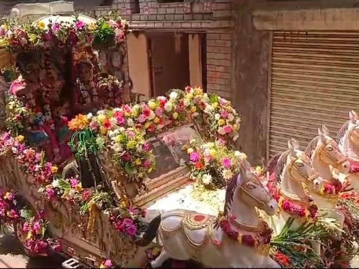 जुगसलाई में वृंदावन जैसे फूलों की होली | जुगसलाई में वृंदावन जैसी फूलों की होली: राधा-कृष्ण की झांकी के साथ हजारों लोगों ने मनाया त्योहार, जल संरक्षण का दिया संदेश - Jamshedpur (East Singhbhum) News