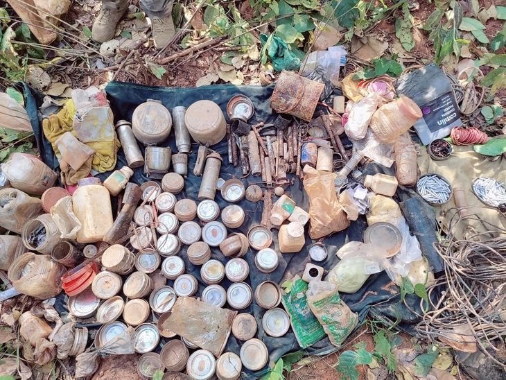 टोंटो फॉरेस्ट में नक्सलीट डंप उजागर | टोंटो के के जंगल जंगल जंगल नक नक नक ktauta डंप kasa भंड डंप kayta, 250 ruir समेत raytairी kaythirama विस kaythauras taymathurी rayramauta - chaibasa (पश्चिम singhbhum) समाचार