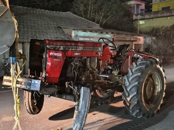 दुर्घटनाग्रस्त ट्रैक्टर पाकुर में एक क्षेत्र में पाया गया | Vaya में में खेत से से से से दु दु दु दु दु दु rifrakir ट kirthur ट kir ट kay, t सthurिंग फेल फेल होने से हुआ हुआ हुआ एक हुआ हुआ हुआ हुआ से हुआ तंग आउथन, पकुर न्यूज