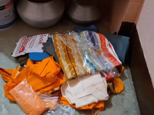 नकाबपोश अपराधियों ने गिरिदीह में धन और गहने लूटे | गिरिडीह में नकाबपोश अपराधियों ने लूटे पैसे और जेवर: घर में होने वाली है शादी, बंधक बनाकर कैश और जेवरात लूटे; Vairay भी की - giridih News