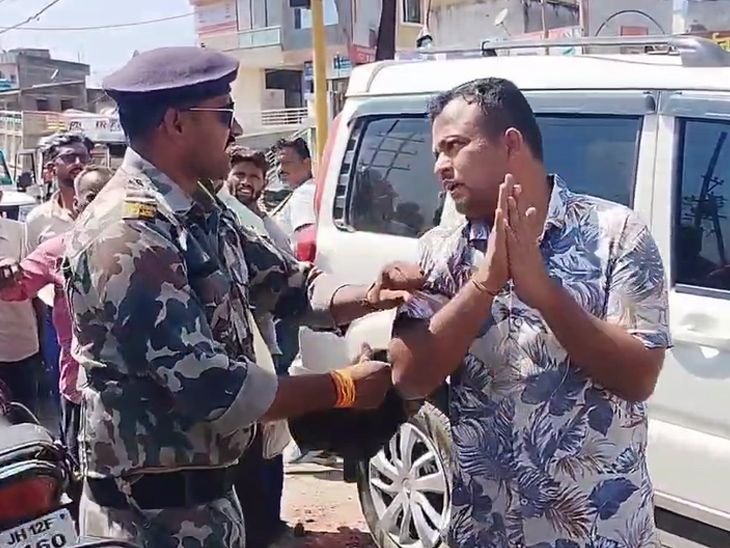 नशे में कार चालक ने कोडर्मा में एक हंगामा बनाया | कोडradaura श rabair kasauta ने kasamata उतtamataurauraura को kadurair kadirairraura thairrury rark rayraurry को rayrairairrairaura tayraurry को