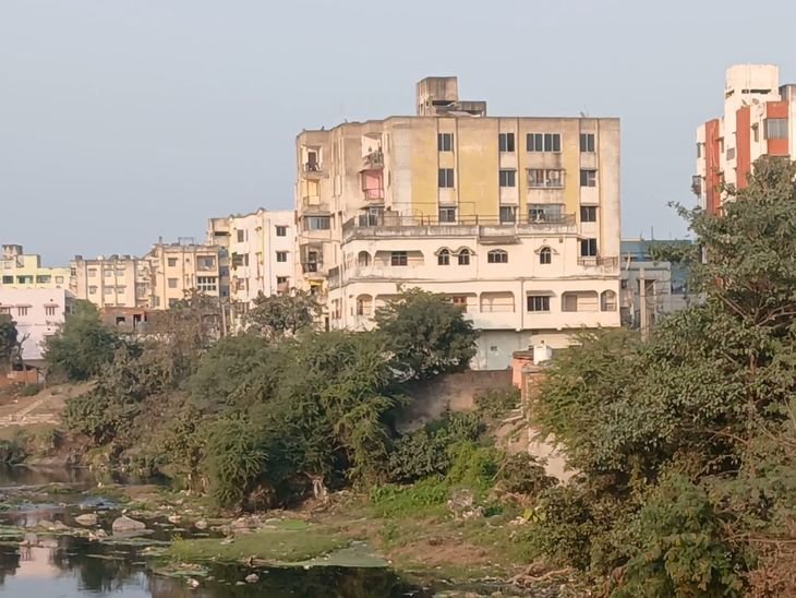 बोकारो में माँ के अंतिम संस्कार, बेटे ने आत्महत्या कर ली | मां की मौत के बाद बेटे ने भी दी जान: अंतिम संस्कार से लौटने के बाद युवक पानी भरे खदान में कूदा, डूबने से गई जान - Bokaro News