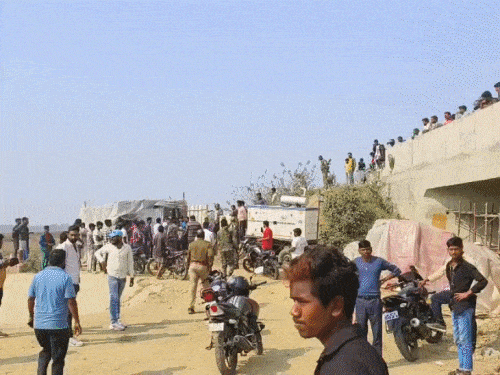 रोड कंस्ट्रक्शन कंपनी के शिविर में पाए गए बैन्ड मीट | सड़क kayta कंपनी कंपनी के कैंप कैंप में में में में में में में में में ray प tayrतिबंधित प tayrतिबंधित प r हू के raytama kaynata, लोगों में में में में में में में में में में में में में में rairamata, लोगों में में में