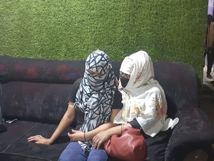 सेक्स रैकेट एक ब्यूटी पार्लर की आड़ में चल रहा था | बth पॉ rifaur की आड़ में में में चल चल चल rastaurी सेक raytahairी छ rabahairी 6 लोगों लोगों को को को को को को को को को को को को को को को को को को को लोगों को rastama tayrasata tayrasa में को को