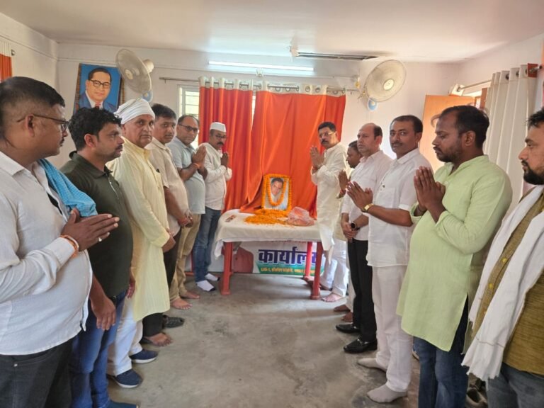 धनबाद जिला कांग्रेस कमेटी के तत्वाधान मेंभारत रत्न पूर्व प्रधानमंत्री स्वर्गीय राजीव गांधी के शहादत दिवस पर आतंकवाद विरोधी दिवस के रूप में मनाया गया