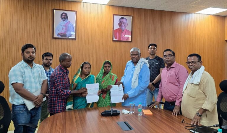 छत्तीसगढ़ में ट्रेन की चपेट में आने वाले दो मजदूरों की माताओं को माननीय विधायक ने प्रदान किया एक-एक लाख रुपए का चेक
