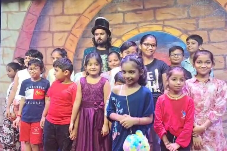 धनबाद में छाया जादूगर सिकंदर का जादू, न्यू टाउन हॉल में दर्शक हुए मंत्रमुग्ध
