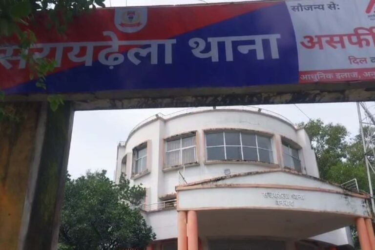 सरायढेला में वाहन जांच के दौरान पुलिसकर्मी ने तोड़ा कार का शीशा, बच्चे को लगी चोट, परिवार ने लगाया नशे में दुर्व्यवहार का आरोप