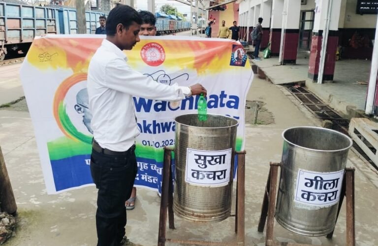 धनबाद मंडल के विभिन्न स्टेशनों पर कचरा पृथक्करण एवं डस्टबिन के सही उपयोग हेतु अभियान चलाया गया |