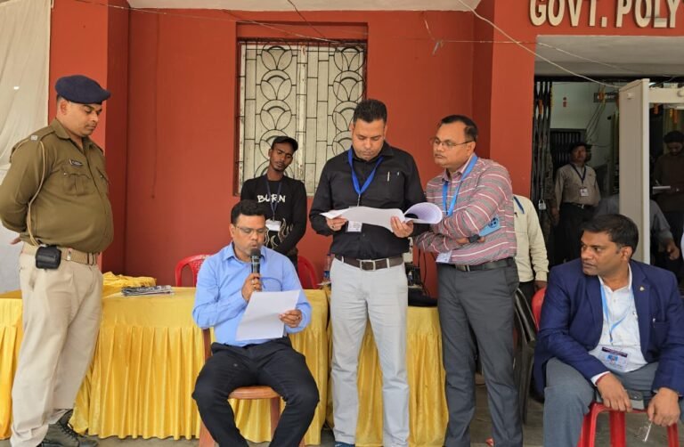 वार्ड संख्या 38 से 2815 मत प्राप्त कर जय कुमार विजयी घोषित हुए।उन्हें निर्वाची पदाधिकारी श्री मनोज कुमार ने विजय प्रमाण पत्र प्रदान किया।