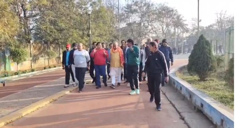 धनबाद नगर निगम चुनाव: रणधीर वर्मा गोल्फ ग्राउंड में मॉर्निंग वॉक के दौरान चंद्रशेखर अग्रवाल ने मांगा समर्थन।