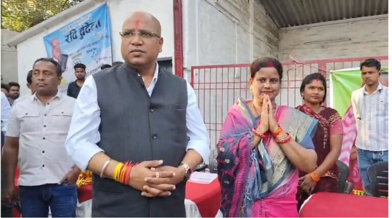 धनबाद मेयर चुनाव: रवि बुंदेला ने हिल कॉलोनी में किया जनसंपर्क, “हीरा” पर वोट की अपील