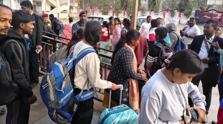 धनबाद जंक्शन पर मजिस्ट्रेट टिकट जांच अभियान चलाया गया