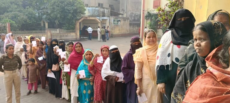 धनबाद नगर निगम के मेयर और सभी 55 वार्ड तथा चिरकुंडा नगर परिषद अध्यक्ष और सभी 21 वार्डो में सुबह 7 बजे से मतदान प्रारंभ है।