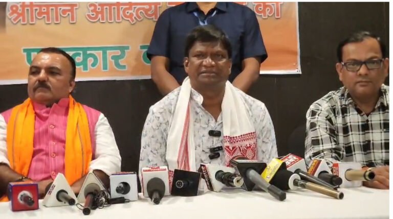 बरसाती मेढक के झांसे में नहीं आनेवाली जनता — ढुल्लू महतो