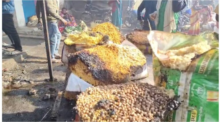 सरायढेला सब्जी मंडी में लगी भीषण आग, 12 से अधिक दुकानें जलकर खाक