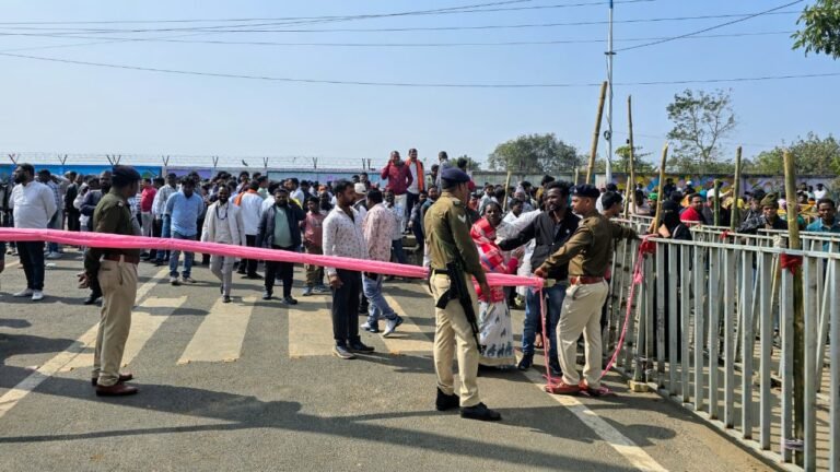 नामांकन के अंतिम दिन सुबह 10 बजे से पहुंचने लगे प्रत्याशी