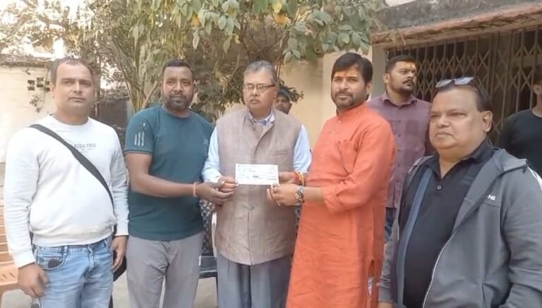 कुम्भनाथ सिंह ने इलाजरत पत्रकार दिनेश पासवान की आर्थिक सहायता की