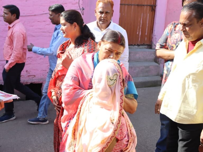 मेयर प्रत्याशी इंदु सिंह को मिला चूड़ियां चुनाव चिन्ह, बोलीं— नारी शक्ति और सम्मान की पहचान है चूड़ियां
