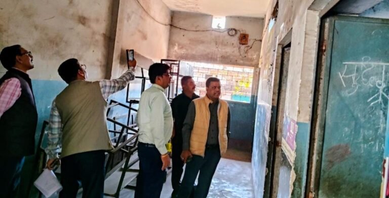 निर्वाची पदाधिकारी (महापौर) ने किया मतदान केंद्रों का निरीक्षण