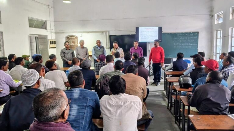 अपर समाहर्ता ने मतदान पदाधिकारियों को दिया जीरो एरर पर प्रशिक्षण