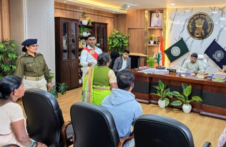 उपायुक्त ने जनता दरबार में सुनी आम नागरिकों की शिकायतें