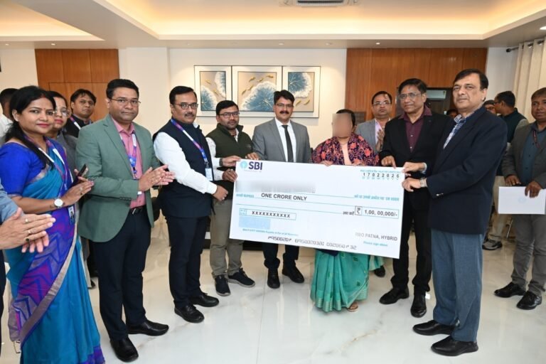 महाप्रबंधक श्री छत्रसाल सिंह द्वारा सोनपुर मंडल के 02 रेलकर्मियों के असामयिक निधन पर उनके आश्रितों को ‘‘रेलवे वेतन पैकेज‘‘ के तहत बीमा राशि के रूप में एक-एक करोड़ रुपये के चेक प्रदान किए गए