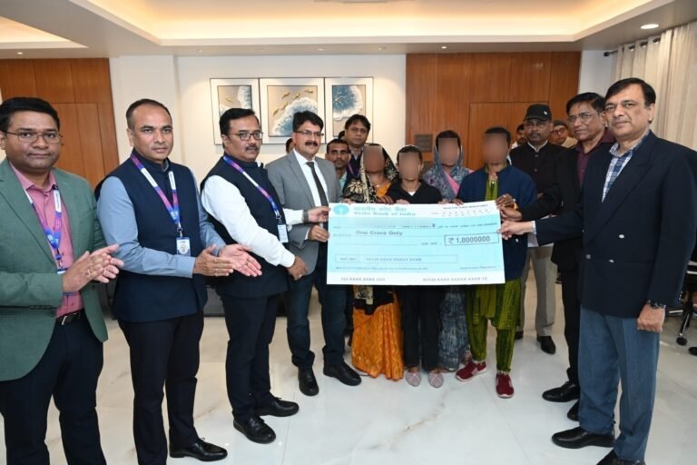 महाप्रबंधक श्री छत्रसाल सिंह द्वारा सोनपुर मंडल के 02 रेलकर्मियों के असामयिक निधन पर उनके आश्रितों को ‘‘रेलवे वेतन पैकेज‘‘ के तहत बीमा राशि के रूप में एक-एक करोड़ रुपये के चेक प्रदान किए गए