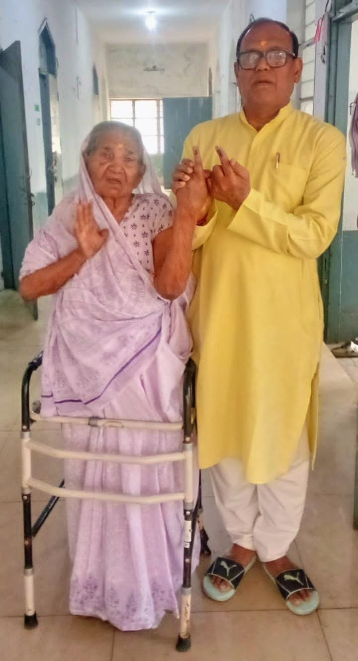 96 वर्षीय कुसुम देवी ने किया मतदान, मतदाताओं के लिए बनी प्रेरणास्रोत