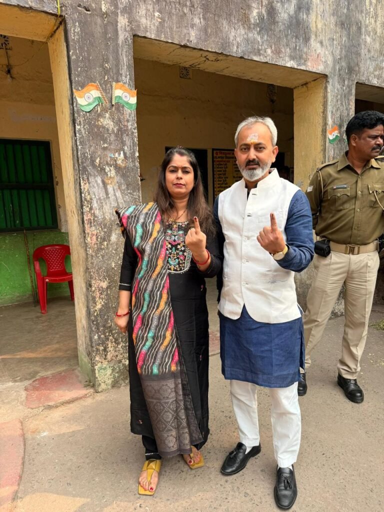 अमरेश सिंह ने अपने परिवार सहित मेयर और अपने वार्ड पार्षद के लिए किया मतदान