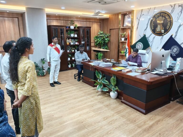 ◆जनता दरबार में आमजनों की समस्याओं से अवगत हुए उपायुक्त, समस्याओं के निष्पादन हेतु अधिकारियों को दिए निर्देश