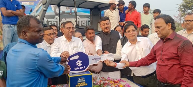 हेलीवाल बजाज ऑटो के लकी ड्रा में भाग्यशाली विजेता विनोद को मिला ई रिक्शा बजाज रिकी