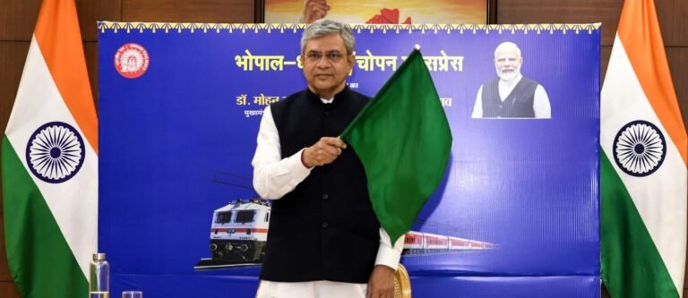 माननीय रेल मंत्री, भारत सरकार श्री अश्विनी वैष्णव जी द्वारा वीडियों कांफ्रेंसिंग के माध्यम से भोपाल-धनबाद/चोपन एक्सप्रेस स्पेशल का हरी झंडी दिखाकर किया गया शुभारंभ ।