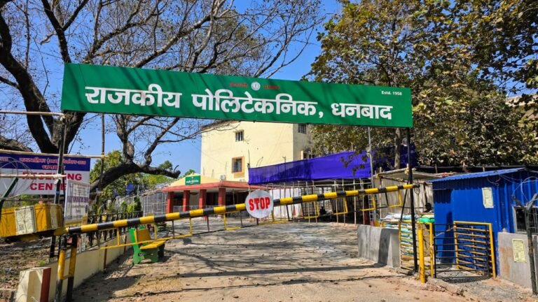 वार्ड संख्या 06 से कल्पना महतो हुई विजय। उन्हें निर्वाची पदाधिकारी श्री लक्ष्मण यादव ने प्रमाण पत्र सौंपा।