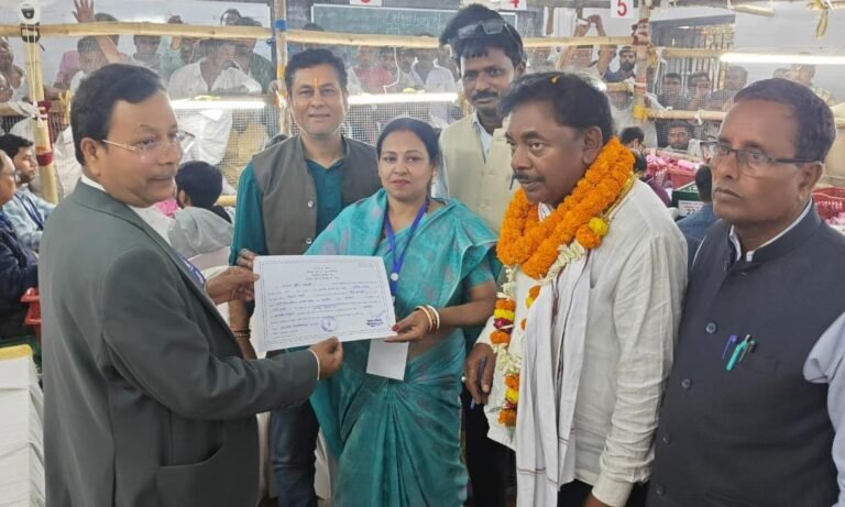 निर्वाची पदाधिकारी ने उर्मिला मंडल को सौंपा प्रमाण पत्र