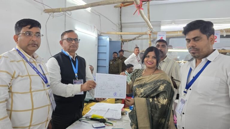 वार्ड संख्या 27 से स्वेतमा राज हुई विजय। उन्हें निर्वाची पदाधिकारी श्री नारायण राम ने प्रमाण पत्र सौंपा।