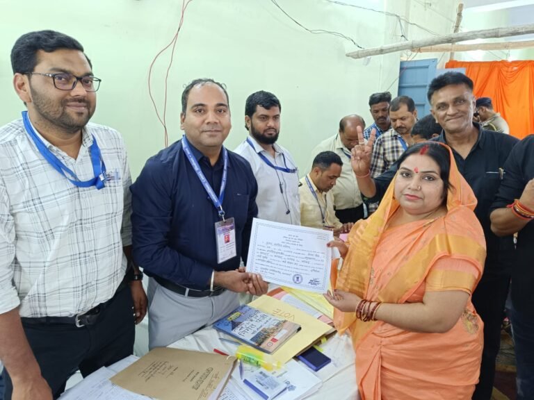 वार्ड संख्या 33 से 5050 मत प्राप्त कर मेनका सिंह विजयी घोषित हुईं।