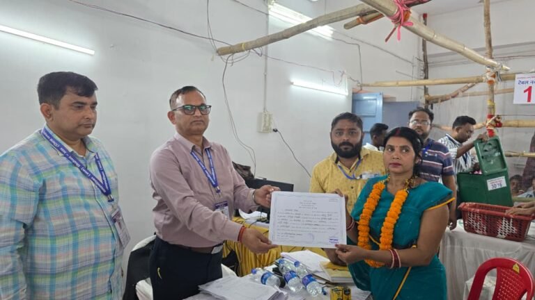 वार्ड संख्या 29 से 3873 मत प्राप्त कर संजु देवी विजयी घोषित हुईं।उन्हें निर्वाची पदाधिकारी श्री नारायण राम ने विजय प्रमाण पत्र प्रदान किया।