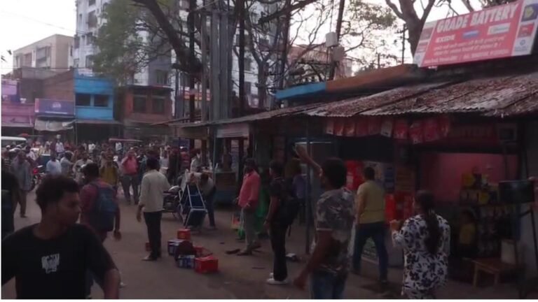 धनबाद में खूनी संघर्ष: बेकारबांध में युवकों के दो गुटों में जमकर चली लाठियां।