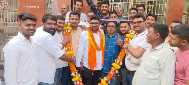 वार्ड नंबर 32 से रश्मि राज उर्फ सैंकी के समर्थकों ने निकाला विजय जुलुस