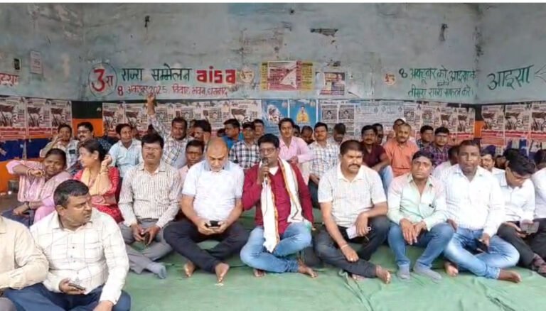 मानदेय और स्थायीकरण की मांग को लेकर मनरेगा कर्मचारियों का धरना